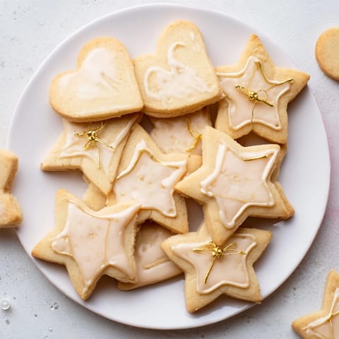Delicate vanilla Mignonneries Coeurs et Étoiles cookies, iced and ready to be festive gifts, are lovely.